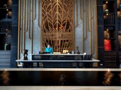 Recepcionista en el mostrador de un hotel; fotografía de archivo de 2022.