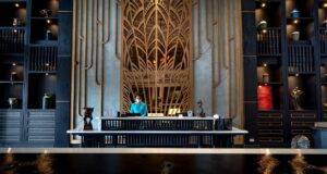 Recepcionista en el mostrador de un hotel, fotografía de archivo