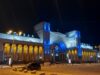 Fachada de la estación principal de Dnipro iluminada de noche, en diciembre de 2021. Fotografía de archivo.