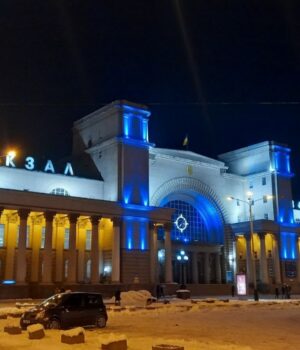 Estación principal de Dnipro, archivo de 2021 Fachada de la estación principal de Dnipro iluminada de noche, en diciembre de 2021. Fotografía de archivo.
