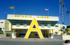 Entrada principal del Estadio Cibao en Santiago, fotografía de archivo de 2008.