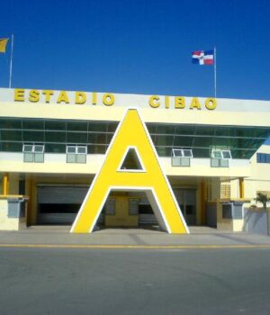 Estadio Cibao — archivo, 2008 Entrada principal del Estadio Cibao en Santiago, fotografía de archivo de 2008.