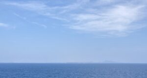 Vista del estrecho de Bab el-Mandeb, ruta marítima estratégica entre Yemen y Yibuti.