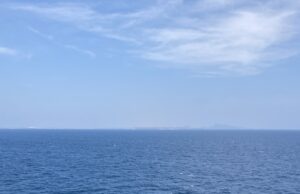Vista del estrecho de Bab el-Mandeb, ruta marítima estratégica entre Yemen y Yibuti.