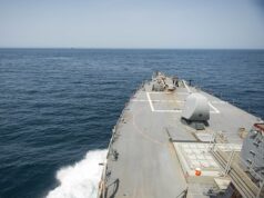 Buque USS Stout navega por el estrecho de Ormuz en una fotografía de archivo
