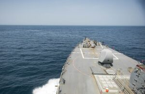 Buque USS Stout navega por el estrecho de Ormuz en una fotografía de archivo