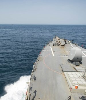 Buque USS Stout navega por el estrecho de Ormuz en una fotografía de archivo