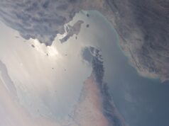 Dos ataques a petroleros elevan la tensión en el golfo Pérsico Vista del estrecho de Ormuz desde el espacio, fotografía de NASA del 24 de marzo de 2021; imagen geográfica de archivo, no de los ataques de octubre de 2026.