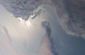 Vista del estrecho de Ormuz desde el espacio, fotografiada por NASA el 24 de marzo de 2021.