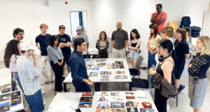 Estudiantes participan en una clase, imagen ilustrativa sobre el programa de Inglés por Inmersión