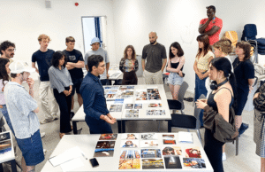 Estudiantes participan en una clase, imagen ilustrativa sobre el programa de Inglés por Inmersión