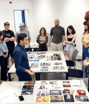 Estudiantes participan en una clase, imagen ilustrativa sobre el programa de Inglés por Inmersión