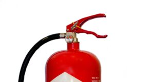 Extintor rojo de incendios, fotografía alusiva a la seguridad laboral (archivo de 2015)