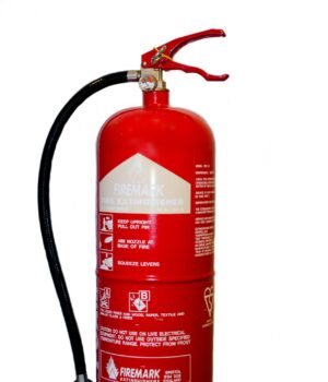 Extintor rojo de incendios, fotografía alusiva a la seguridad laboral (archivo de 2015)