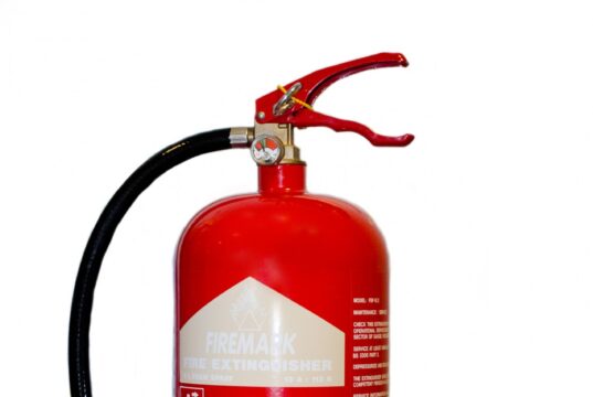 Extintor rojo de incendios, fotografía alusiva a la seguridad laboral (archivo de 2015)