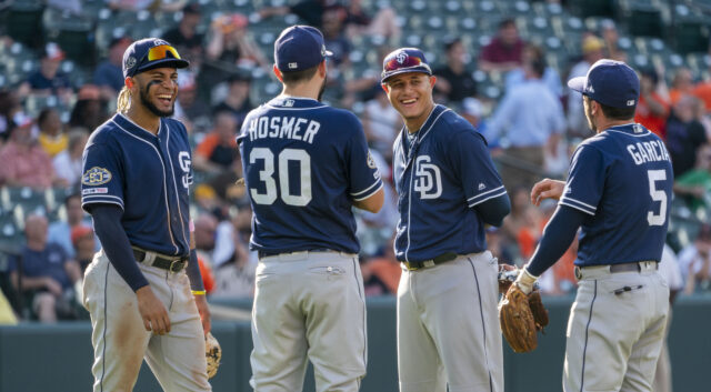 Fernando Tatis Jr. y Manny Machado con el uniforme de los Padres de San Diego
