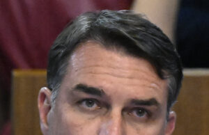 Flávio Bolsonaro sentado en una bancada del Senado de Brasil; fotografía de archivo de septiembre de 2026.