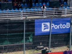 Automóvil de Fórmula 1 circula a alta velocidad en una pista