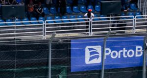 Automóvil de Fórmula 1 circula a alta velocidad en una pista
