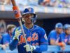 Francisco Lindor con uniforme de los Mets durante un partido de pretemporada en 2023.