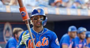Francisco Lindor con uniforme de los Mets durante un partido de pretemporada en 2023.