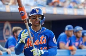 Francisco Lindor con uniforme de los Mets durante un partido de pretemporada en 2023.