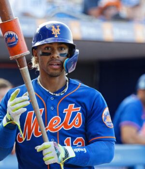 Francisco Lindor con uniforme de los Mets durante un partido de pretemporada en 2023.