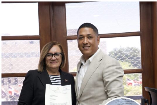 Francisco Villegas junto al documento de su propuesta para Verón municipio