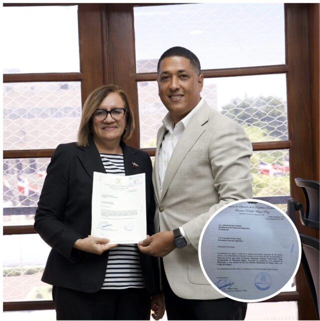 Francisco Villegas junto al documento de su propuesta para Verón municipio