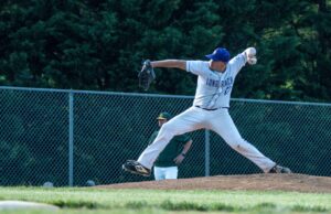 Lanzador de béisbol realiza un envío desde el montículo durante un partido