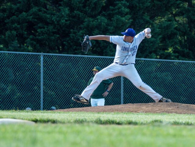 Lanzador de béisbol realiza un envío desde el montículo durante un partido