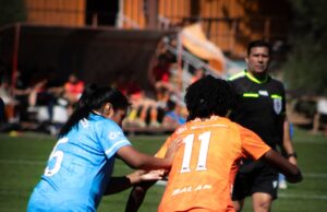 Dominicana cierra gira femenina con derrota 6-2 ante Estados Unidos Sub-23 Dos futbolistas disputan el balón durante un partido femenino