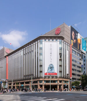 Fachada de los grandes almacenes Ginza Mitsukoshi en Tokio; fotografía de archivo de mayo de 2019.