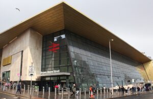 Fachada de la estación Glasgow Queen Street, Escocia; fotografía de archivo de 2025