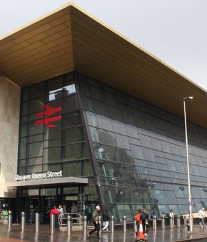 Fachada de la estación Glasgow Queen Street, Escocia; fotografía de archivo de 2025