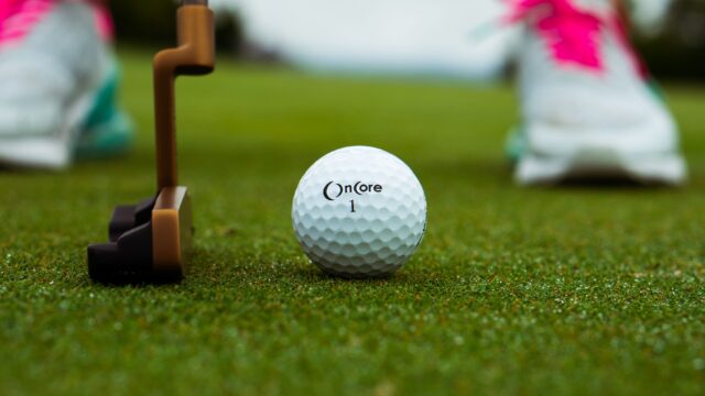 Pelota de golf sobre césped, imagen ilustrativa del turismo deportivo