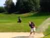 Bunker: entrena el punto de entrada en la arena Golfista ejecuta un golpe desde un bunker de arena junto al green.
