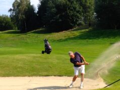 Bunker: entrena el punto de entrada en la arena Golfista ejecuta un golpe desde un bunker de arena junto al green.