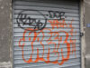 Imagen ilustrativa de grafitis sobre una puerta metálica