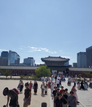 Visitantes recorren el palacio Gyeongbokgung de Seúl; fotografía de archivo del 9 de septiembre de 2026.