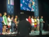 Pesistas formados durante una competencia internacional de halterofilia en 2024