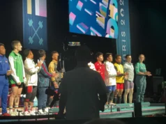 Pesistas formados durante una competencia internacional de halterofilia en 2024