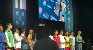 Pesistas formados durante una competencia internacional de halterofilia en 2024