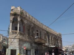 Edificio histórico y calle de la ciudad antigua de Hebrón, fotografía de archivo de 2015.
