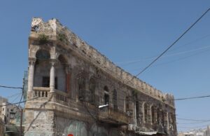Israel prepara el cierre de Cisjordania tras un ataque en Hebrón Edificio y calle de la ciudad antigua de Hebrón, fotografía de archivo de 2015.