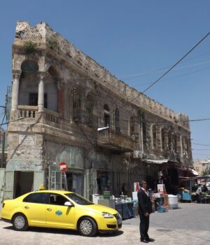 Edificio histórico y calle de la ciudad antigua de Hebrón, fotografía de archivo de 2015.