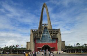 Marcha en Higüey reclama agua, salud, vivienda y tierra Vista exterior de la Basílica de Higüey, imagen ilustrativa de la ciudad donde se realizó la marcha