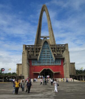 Higüey, escenario de marcha por demandas sociales Vista exterior de la Basílica de Higüey, imagen ilustrativa de la ciudad donde se realizó la marcha