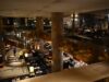 Interior del hotel Hilton Tokyo, con escaleras y áreas de restauración; archivo del 1 de marzo de 2019