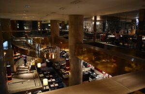 Interior del hotel Hilton Tokyo, con escaleras y áreas de restauración; archivo del 1 de marzo de 2019